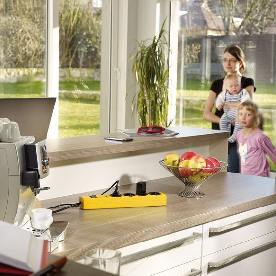 hugo! 19.500A &Uuml;berspannungsschutz-Steckdosenleiste 4-fach gr&uuml;n 2m H05VV-F 3G1,5 *CH* - Anwendungsbild