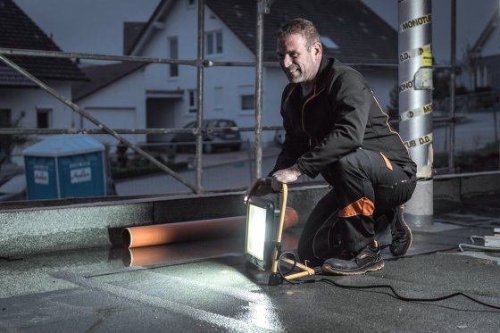 Mobiler Slim LED-Strahler 79,8W, IP65, 6700lm, 6500K, 5m H07RN-F 3G1,0, gelb - Anwendungsbild