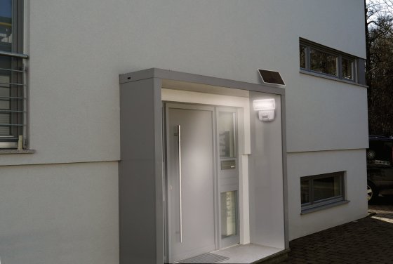 Solar LED-Strahler SOL 800 IP44 mit Infrarot-Bewegungsmelder anthrazit - Anwendungsbild