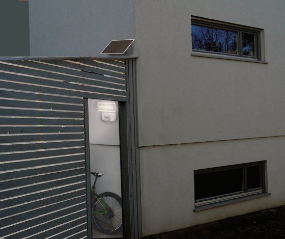 Solar LED-Strahler SOL 800 IP44 mit Infrarot-Bewegungsmelder anthrazit - Anwendungsbild