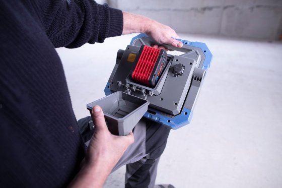 Mobiler LED Hybrid Strahler BS 8052MH CH Hybrid, Bosch System, 7900lm, IP55 - Anwendungsbild