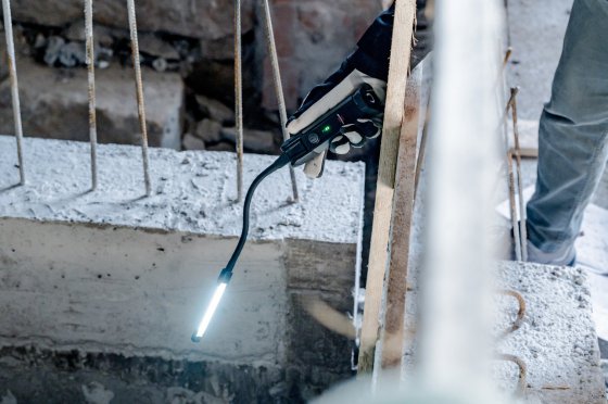 Professional Akku LED Handlampe HL 800 ACW, 800+170 lm, IP54 - Anwendungsbild