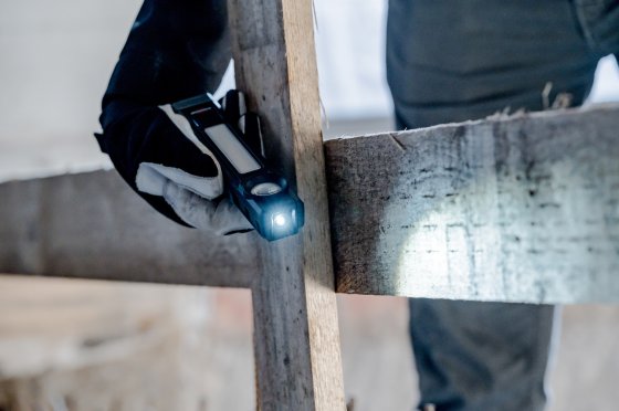 Akku LED Handlampe HL 900 A IP54, 900lm - Anwendungsbild